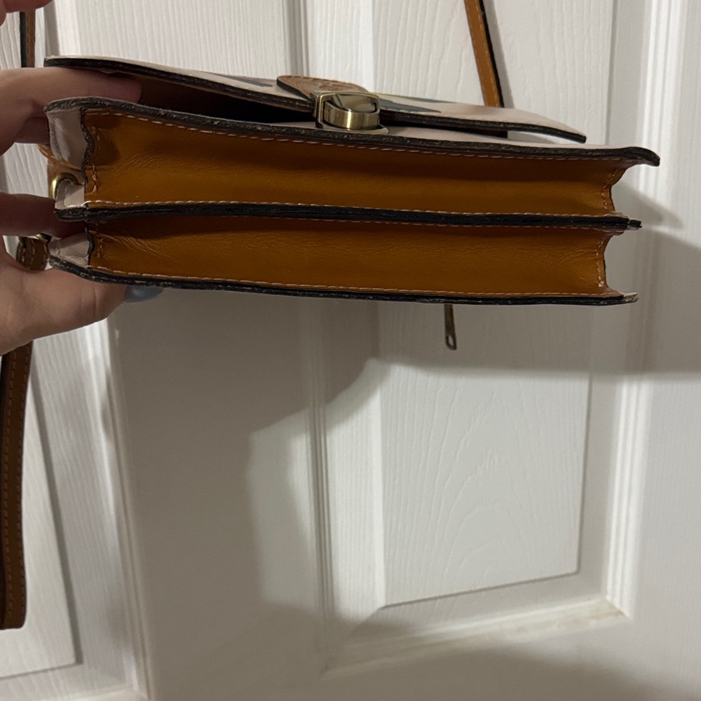 Patricia Nash, Chic Floral Beige Crossbody Bag or wristlet - Picture 6 of 9